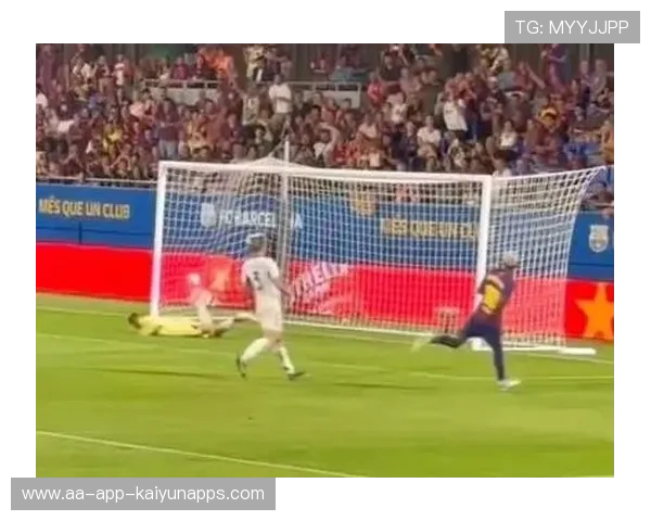 亚马尔右路内切后左脚搓射远角，皮球划出弧线直钻死角